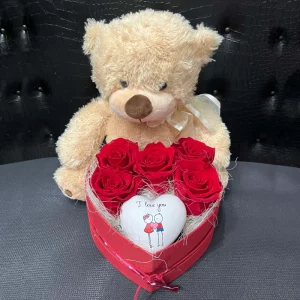 Maci, 5 örökrózsával, és szív kővel